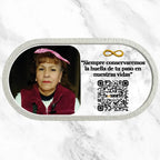 Placa Conmemorativa Interactiva Blanca con código QR que enlaza a un memorial digital.