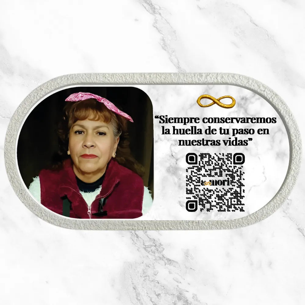 Placa Conmemorativa Interactiva Blanca con código QR que enlaza a un memorial digital.