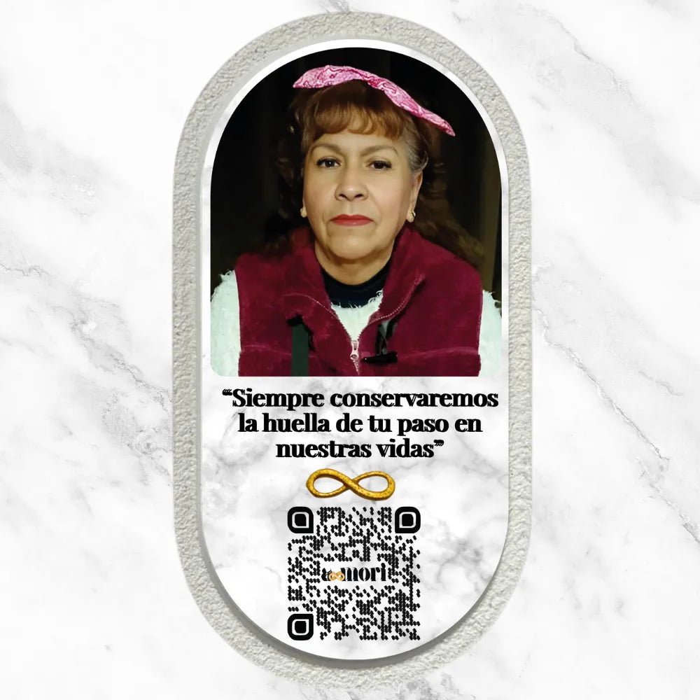 Placa Conmemorativa Interactiva Blanca con código QR que enlaza a un memorial digital.