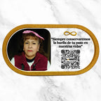 Placa Conmemorativa Interactiva Dorada con código QR que enlaza a un memorial digital.