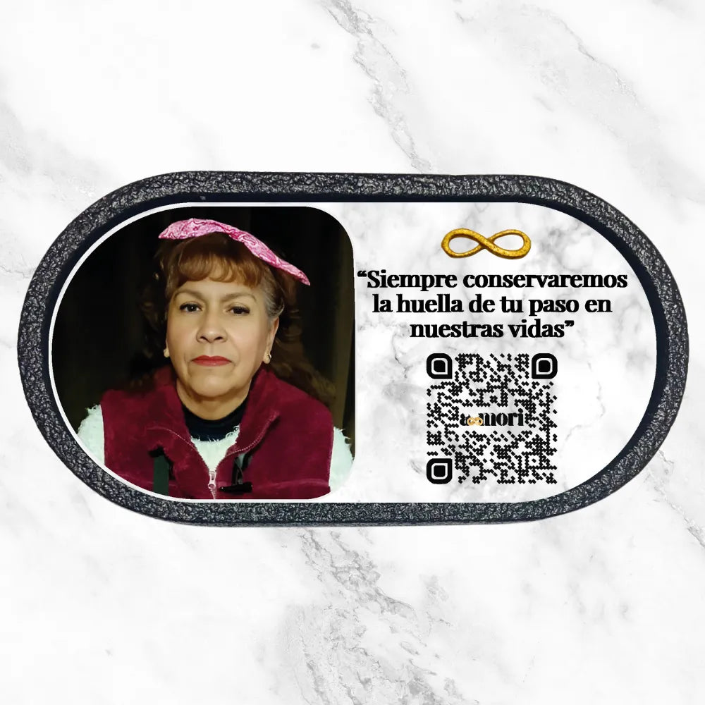 Placa Conmemorativa Interactiva Negra con código QR que enlaza a un memorial digital.