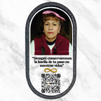 Placa Conmemorativa Interactiva Negra con código QR que enlaza a un memorial digital.