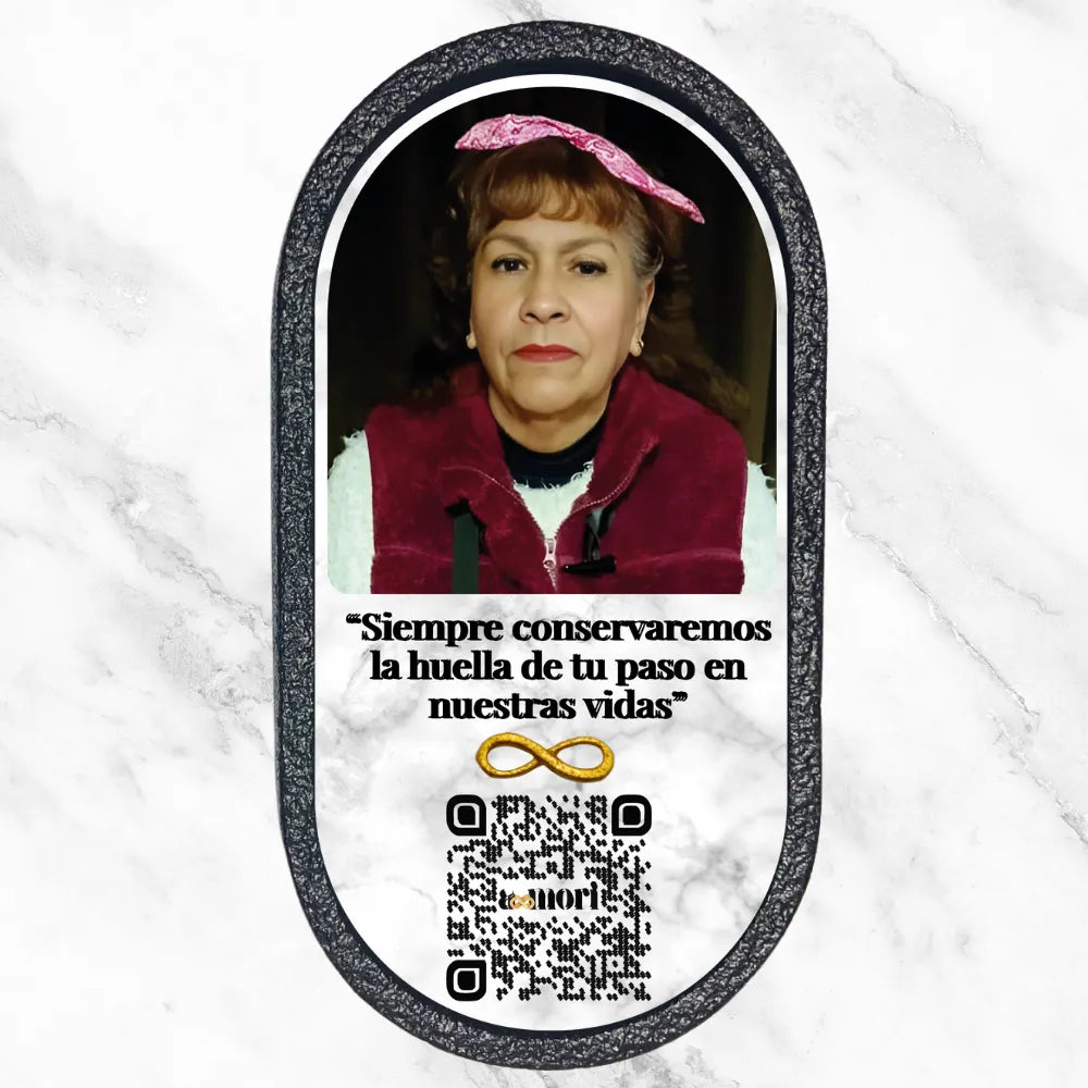 Placa Conmemorativa Interactiva Negra con código QR que enlaza a un memorial digital.